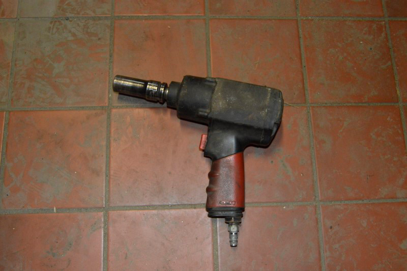 Air driven pneumatic impact wrench